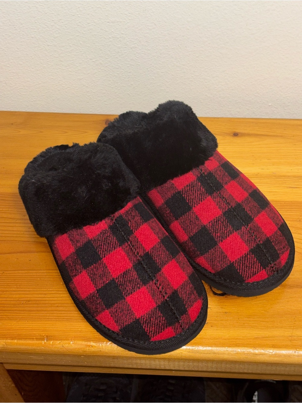 Minnetonka Buffaloes Plaid Red and Black Checkered Clog Slippers Women’s Size 9W